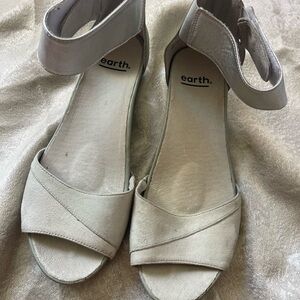 Earth Women's Cream Sandals